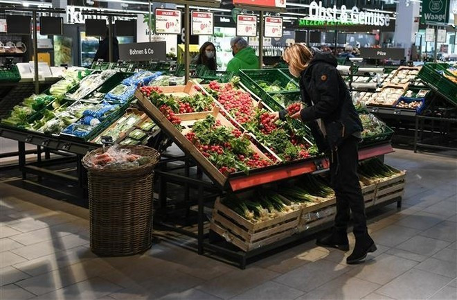 Ciudadanos hacen la compra en un supermercado en la ciudad alemana de Fráncfort. (Foto: Xinhua/VNA)