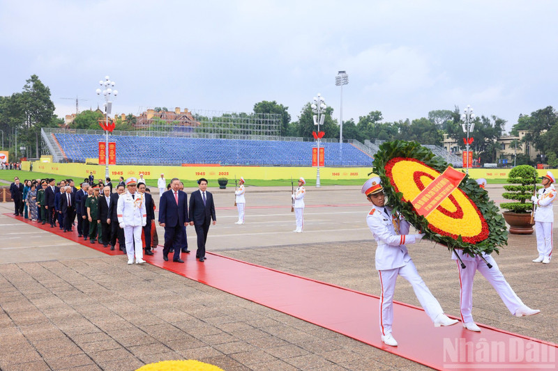 La delegación rinde homenaje al Presidente Ho Chi Minh en su Mausoleo. (Foto: Nhan Dan)