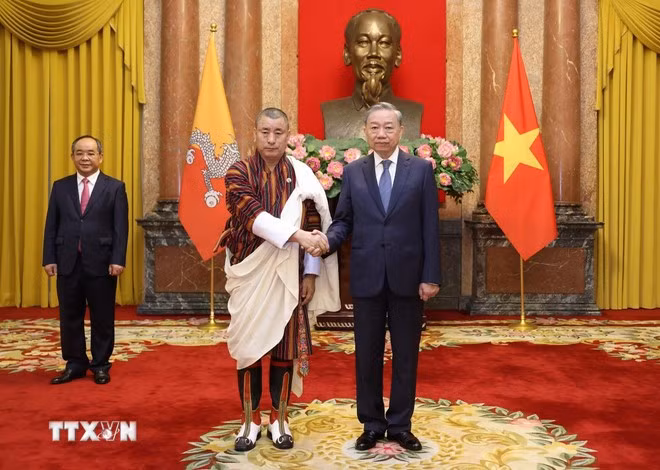 El secretario general del Partido Comunista y presidente del Estado, To Lam (derecha), recibe al embajador de Bután en Vietnam, Kinzang Dorji, quien acude a presentar sus cartas credenciales el 17 de septiembre de 2024. (Foto: VNA)