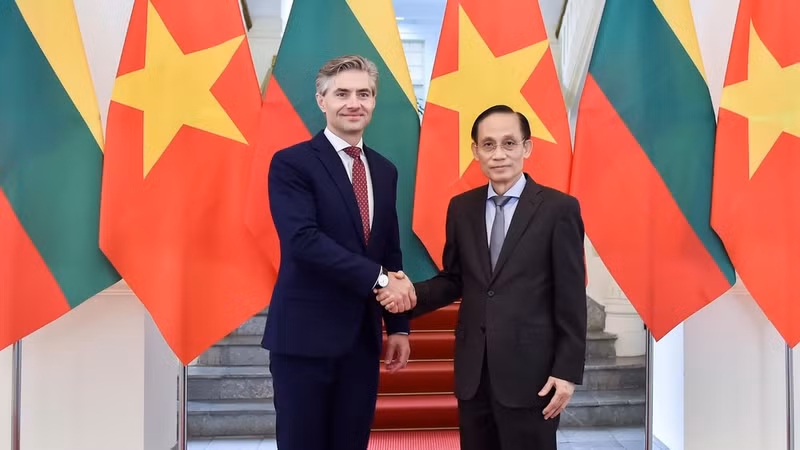 El ministro de Relaciones Exteriores de Vietnam, Le Hoai Trung (derecha), recibe a su homólogo de Lituania, Kęstutis Budrys. (Foto: Ministerio de Relaciones Exteriores de Vietnam)