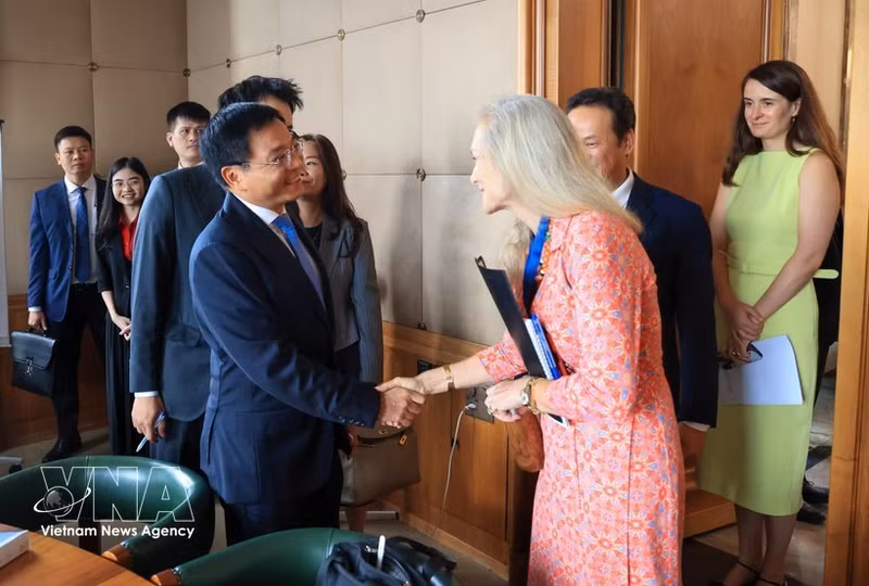 El viceprimer ministro Nguyen Van Thang y la directora general adjunta de la Organización Mundial del Comercio, Jennifer Nordquist. (Foto: VNA)