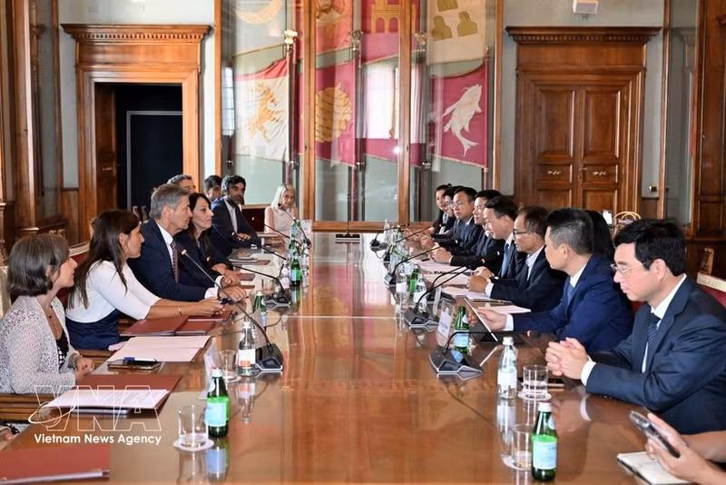 Panorama de la reunión entre el jefe de la Comisión de Inspección del Comité del Partido Comunista de Vietnam en Hanói, Tran Dinh Canh, y las autoridades de Roma. (Foto: VNA)