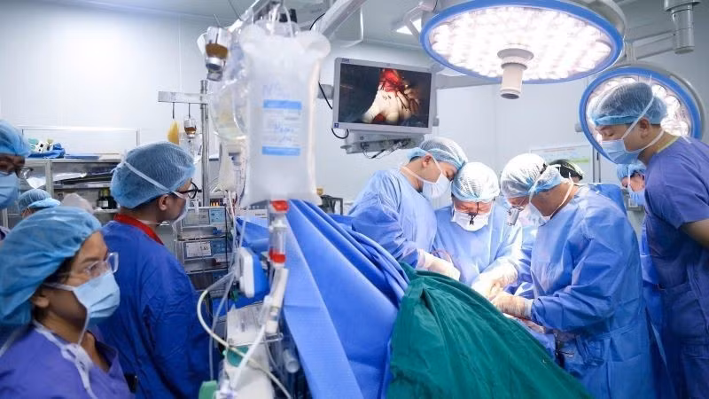 Médicos del Hospital de Amistad Vietnam-Alemania realizan un trasplante de órganos. (Foto: Nhan Dan)