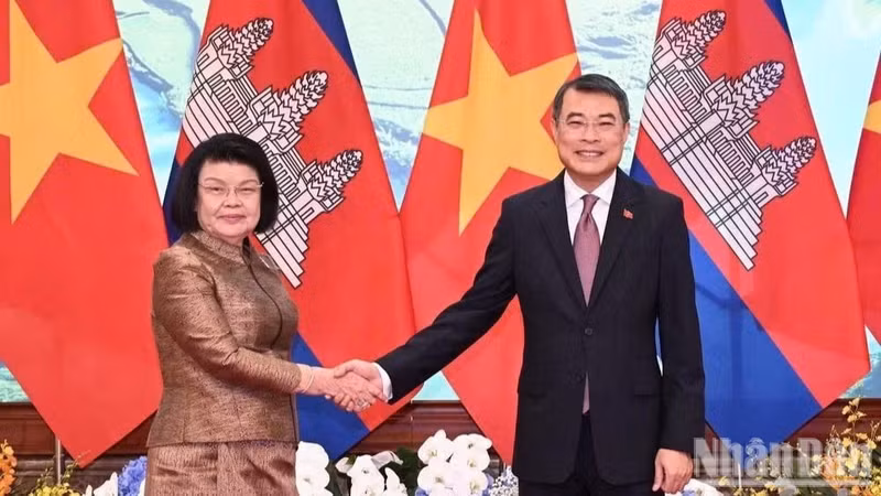 El primer ministro de Vietnam, Le Minh Hung, recibe a la presidenta de la Asamblea Nacional de Camboya, Samdech Khuon Sudary. (Foto: Nhan Dan)