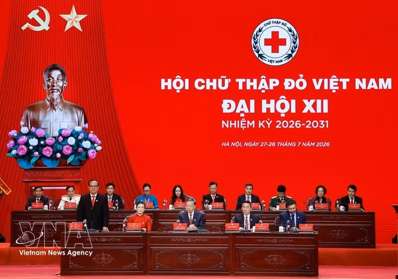 El secretario general del Partido Comunista de Vietnam y presidente del país, To Lam, participa en el presídium del XII Congreso Nacional de la Cruz Roja de Vietnam. (Foto: VNA)