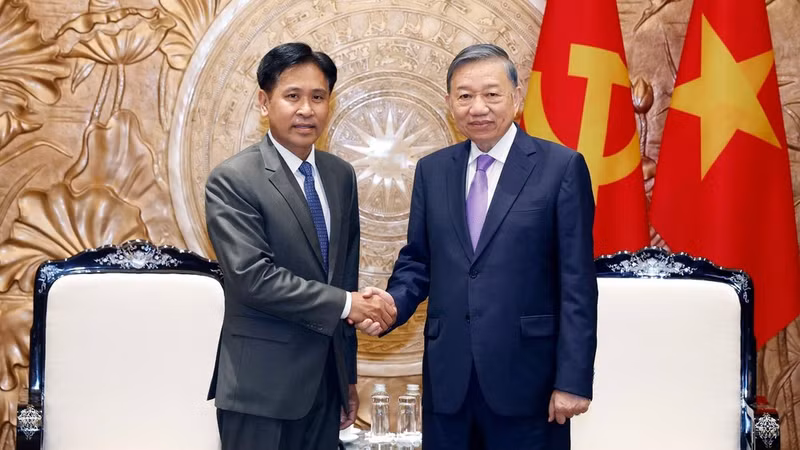 El secretario general del Partido Comunista de Vietnam y presidente de la República, To Lam (derecha), recibe al presidente del Tribunal Popular Supremo de Laos, Phayvy Syboualypha. (Foto: VNA)