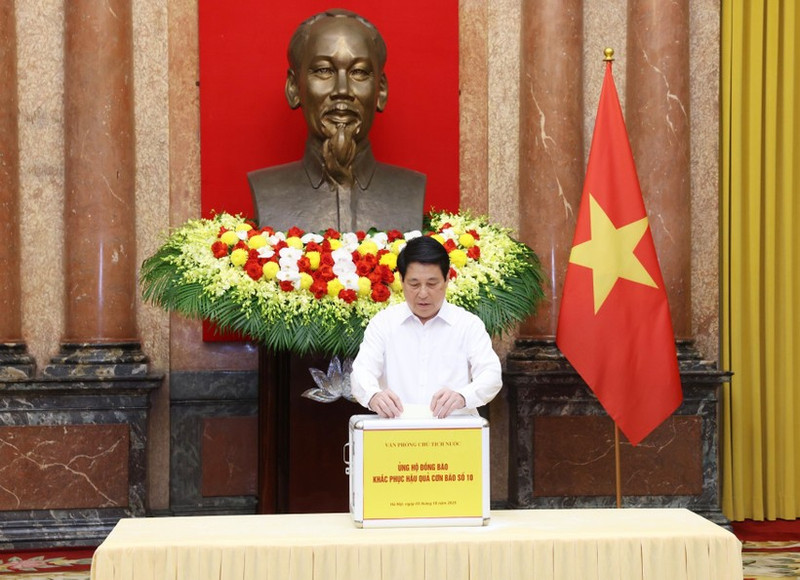 El presidente de Vietnam, Luong Cuong, realiza la donación. (Foto: VNA) 