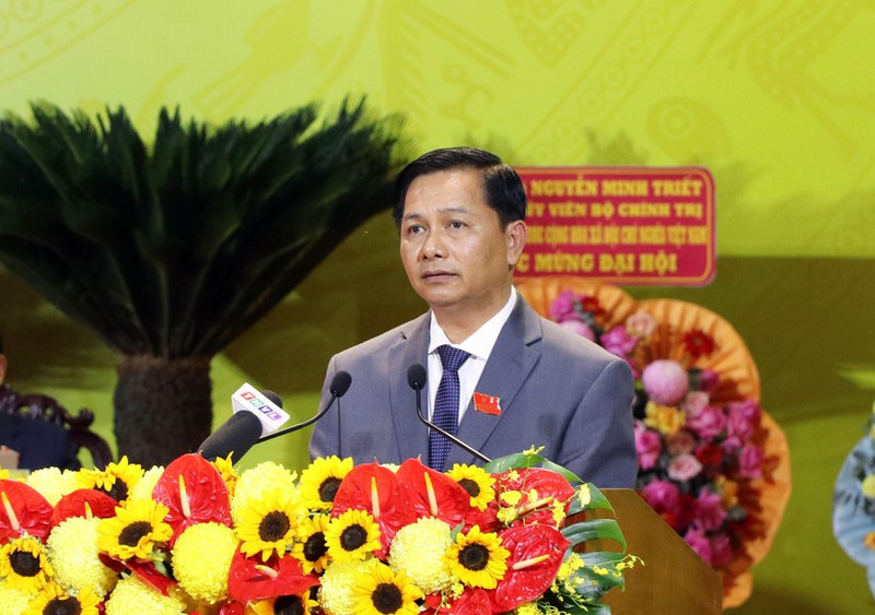 El secretario del Comité del Partido en Vinh Long para el mandato 2025-2030, Tran Van Lau, interviene en la cita. (Foto: VNA) 