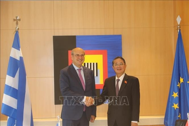El vicepresidente de la Asamblea Nacional de Vietnam Nguyen Duc Hai (derecha) se reúne con el vicepresidente de Grecia, Kostantinos Chatzidakis. (Foto: VNA)