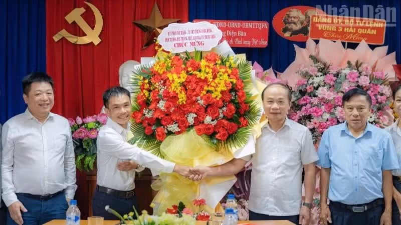 Pham Tat Thang (segundo a la derecha), miembro del Comité Central del Partido Comunista de Vietnam y subjefe permanente de su Comisión de Propaganda y Movilización de Masas, felicita a la corresponsalía del periódico Nhan Dan en el Centro y la Altiplanicie Occidental. (Foto: Nhan Dan)