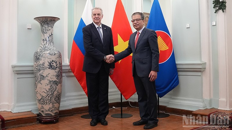 El embajador vietnamita en Rusia, Dang Minh Khoi (derecha), se reúne con Evgeny Grigoriev, presidente del Comité de Relaciones Exteriores de la ciudad de San Petersburgo (Foto: Nhan Dan)