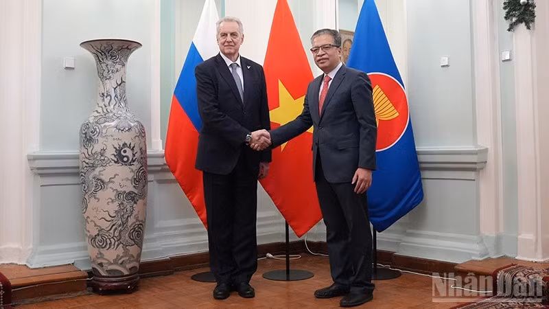 El embajador vietnamita en Rusia, Dang Minh Khoi (derecha), se reúne con Evgeny Grigoriev, presidente del Comité de Relaciones Exteriores de la ciudad de San Petersburgo (Foto: Nhan Dan)