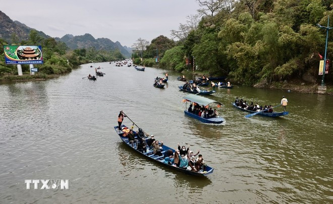Festival de la Pagoda Huong: El arroyo Yen rebosa de barcos que transportan visitantes para celebrar la Fiesta de la Primavera. (Foto: VNA)