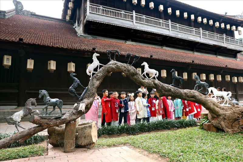 Niños visitan una exposición de esculturas en el Templo de la Literatura. (Foto: VNA)