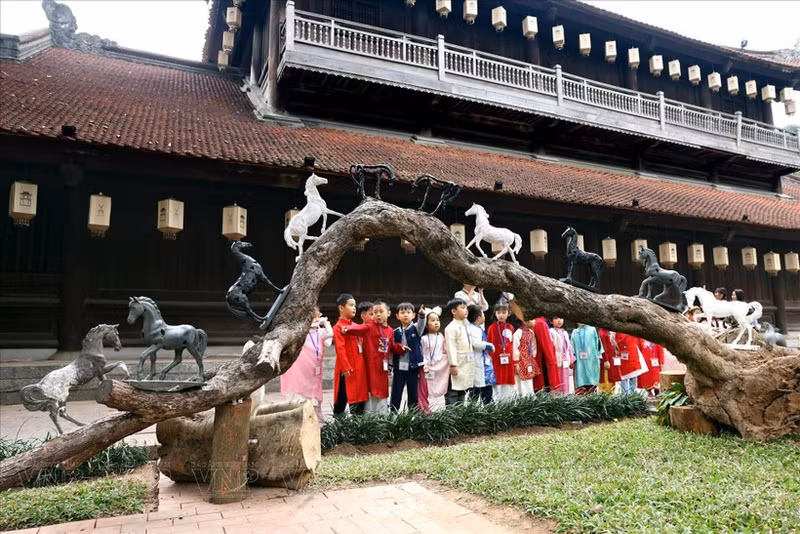 Niños visitan una exposición de esculturas en el Templo de la Literatura. (Foto: VNA)