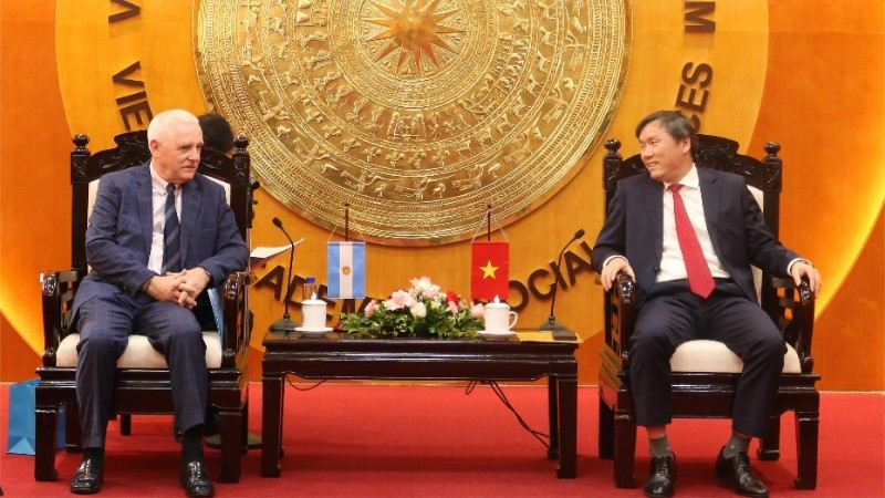 Reunión entre el profesor y doctor Le Van Loi, presidente de la Academia de Ciencias Sociales de Vietnam, y el embajador de Argentina en el país, Marcos Antonio Bednarski. (Foto: VASS)