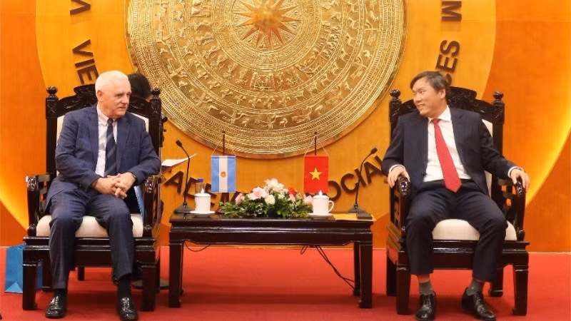 Reunión entre el profesor y doctor Le Van Loi, presidente de la Academia de Ciencias Sociales de Vietnam, y el embajador de Argentina en el país, Marcos Antonio Bednarski. (Foto: VASS)