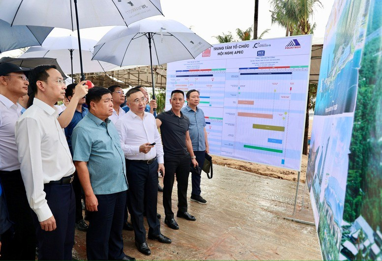 El vice primer ministro vietnamita Nguyen Chi Dung (de camisa celeste oscuro) inspecciona el sitio de construcción de obras al servicio de la Semana de Líderes APEC 2027. (Fotografía: VGP)