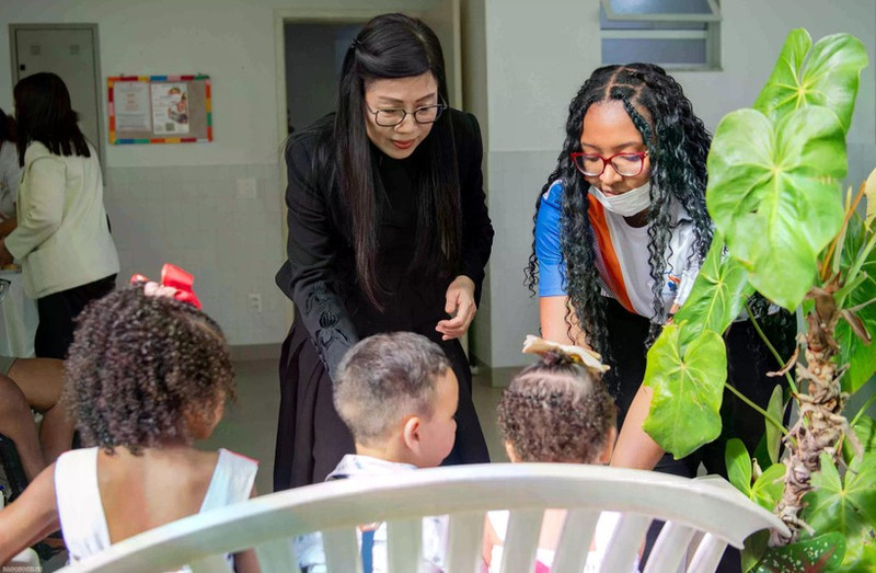 Le Thi Bich Tran, esposa del primer ministro de Vietnam, Pham Minh Chinh, visita el Centro de Bienestar Social Dona Meca en la ciudad de Río de Janeiro. (Fotografía: VNA)