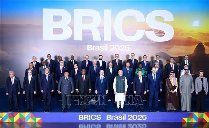 El primer ministro de Vietnam, Pham Minh Chinh, posa junto a otros jefes de delegaciones participantes en la Cumbre ampliada de los BRICS 2025. (Fotografía: VNA) 