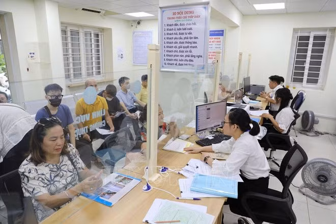 La gente viene a realizar procedimientos administrativos públicos en el barrio de Hai Ba Trung. (Fotografía: VNA)