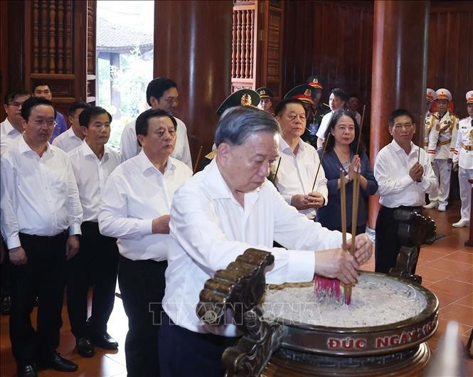 El secretario general del Partido Comunista de Vietnam, To Lam, rinde homenaje al Presidente Ho Chi Minh. (Foto: VNA)