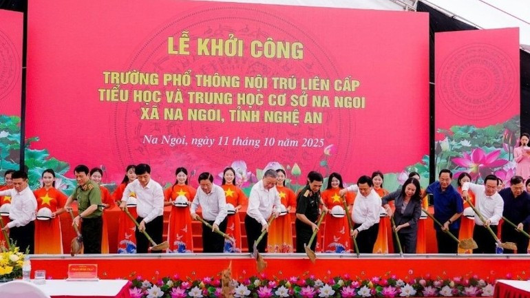 El secretario general del Partido Comunista de Vietnam, To Lam, y delegados realizan el ritual de inicios de construcción. (Foto: Nhan Dan)