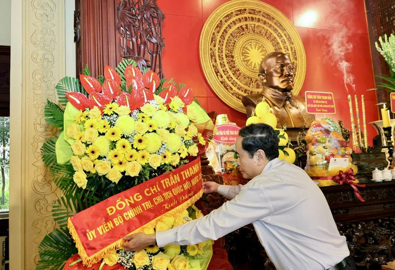 El presidente de la Asamblea Nacional de Vietnam, Tran Thanh Man, rinde homenaje en el Sitio Histórico Nacional Especial dedicado al presidente Ton Duc Thang. (Foto: Nhan Dan)