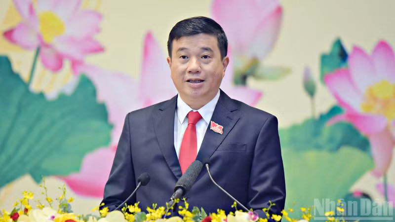 Y Thanh Ha Nie Kdam, secretario del Comité del PCV en la provincia de Lam Dong, habla en el evento. (Foto: Nhan Dan)