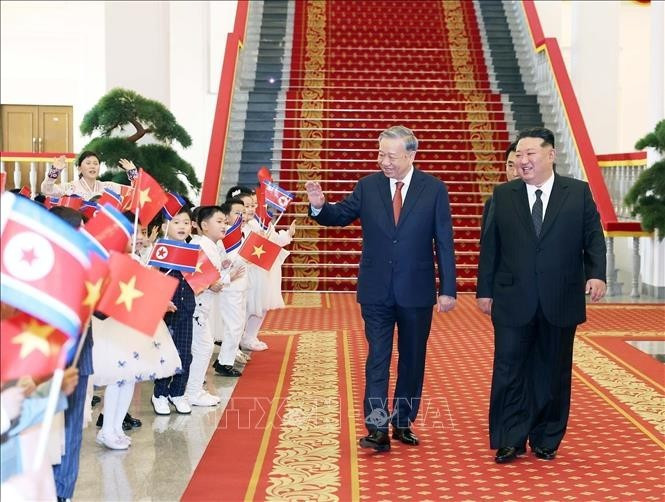 El secretario general del Partido Comunista de Vietnam, To Lam, y el secretario general del Partido del Trabajo de Corea y presidente de la Comisión de Asuntos Estatales del país anfitrión, Kim Jong Un, junto con los niños en la ceremonia de bienvenida. (Foto: VNA)