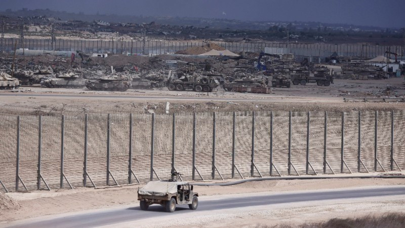 Vehículos militares israelíes en la frontera entre Israel y Gaza, el 9 de octubre de 2025. (Foto: Xinhua/VNA)