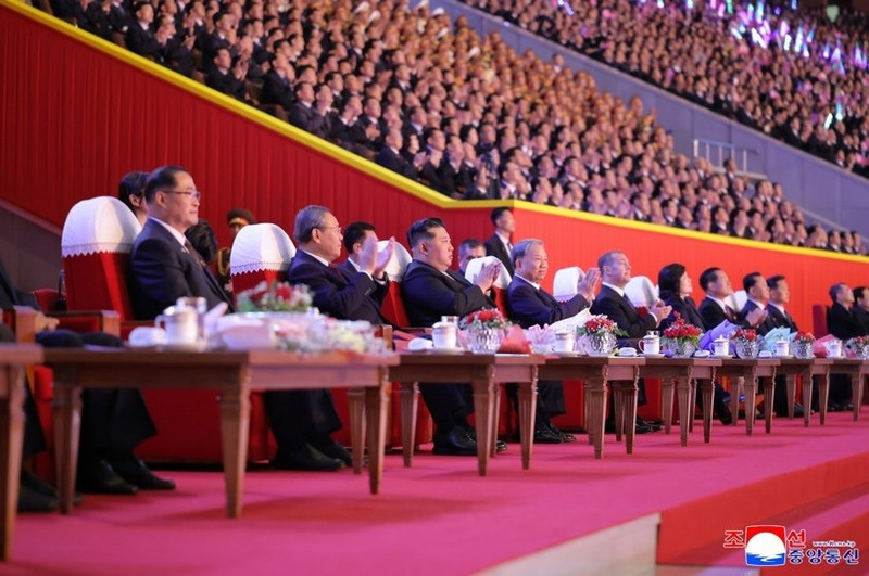 El secretario general del Partido Comunista de Vietnam, To Lam, junto con otros dirigentes, asiste a una actuación artística para celebrar el 80º aniversario de la fundación del Partido del Trabajo de Corea. (Foto: KCNA)