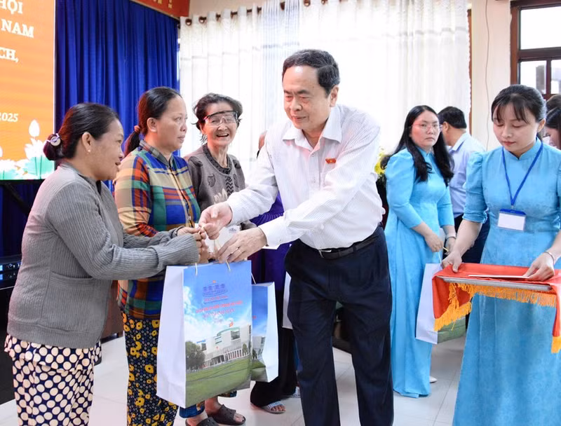 El presidente de la Asamblea Nacional de Vietnam, Tran Thanh Man, entrega paquetes de regalos a familias beneficiarias de políticas sociales, personas con méritos revolucionarios, niños y hogares desfavorecidos de minorías étnicas en la comuna de My Hoa Hung. (Foto: Nhan Dan)