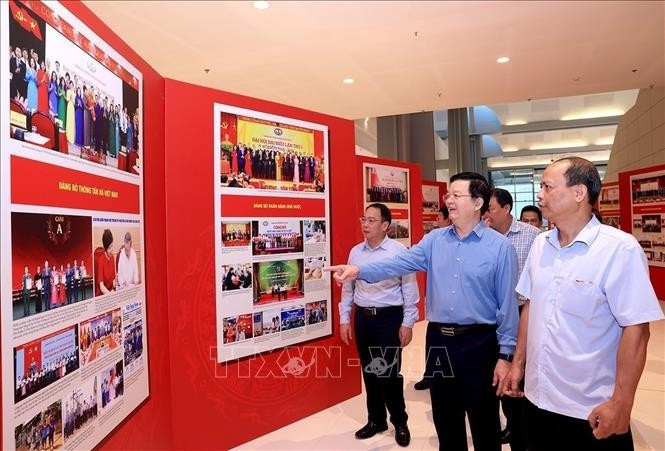 El viceprimer ministro Mai Van Chinh inspecciona los preparativos para las exposiciones fotográficas en la primera Asamblea del Comité del PCV en el Gobierno, período 2025-2030. (Foto: VNA)