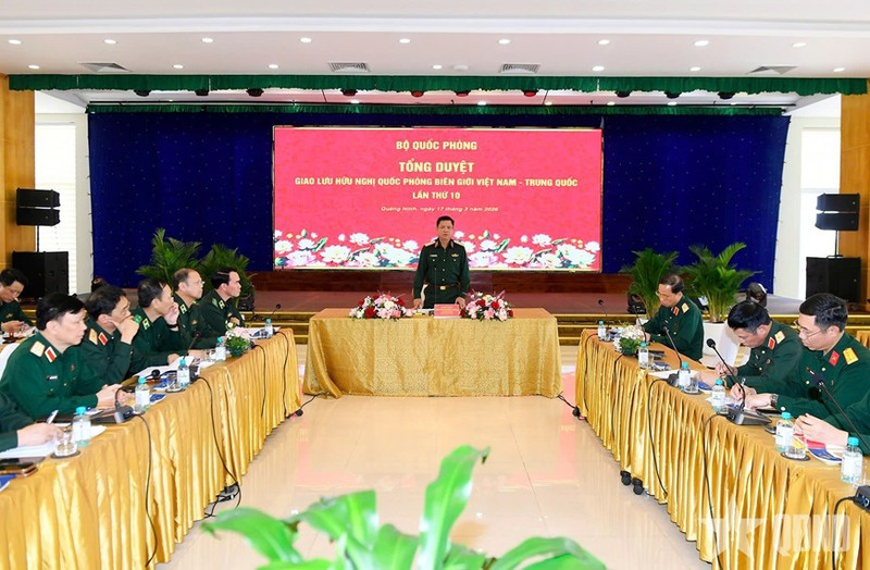 El coronel general Nguyen Truong Thang preside una sesión de trabajo después del ensayo general. (Foto: qdnd.vn)