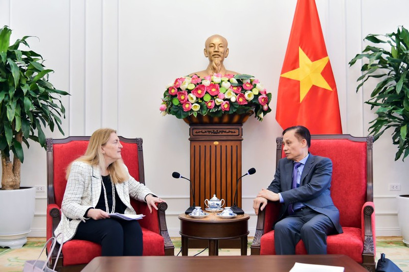 El ministro de Relaciones Exteriores de Vietnam, Le Hoai Trung, conversa con la secretaria de Estado para Economía, Educación e Investigación de Suiza, Helene Budliger Artieda. (Foto: Ministerio de Relaciones Exteriores de Vietnam)