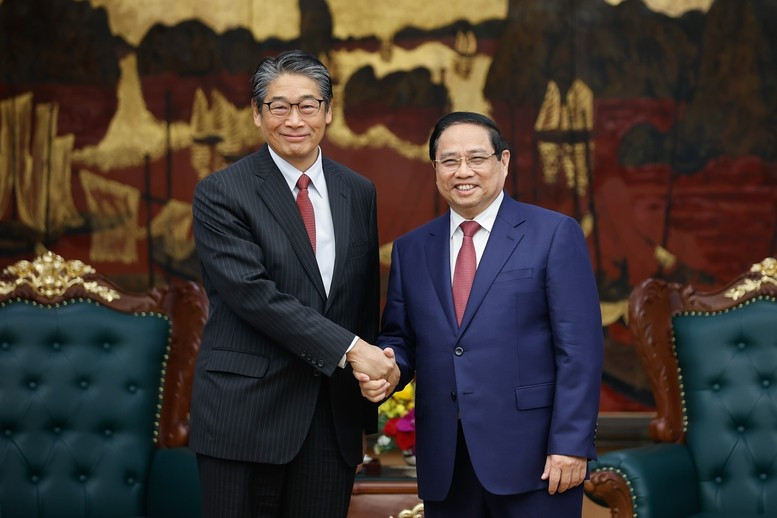El primer ministro de Vietnam, Pham Minh Chinh (derecha), y el embajador de Japón en el país, Ito Naoki. (Foto: VGP)