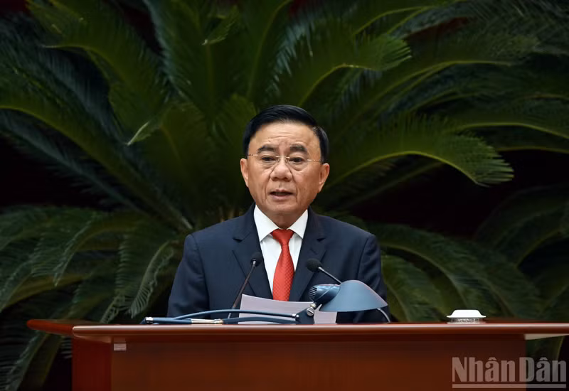 El integrante del Buró Político y miembro permanente del Secretariado del Comité Central del Partido Comunista de Vietnam, Tran Cam Tu, interviene en la conferencia. (Foto: Nhan Dan)