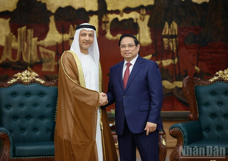 El primer ministro de Vietnam, Pham Minh Chinh (derecha), recibe al embajador emiratí en el país, Bader Abdullah Almatrooshi. (Foto: Nhan Dan)