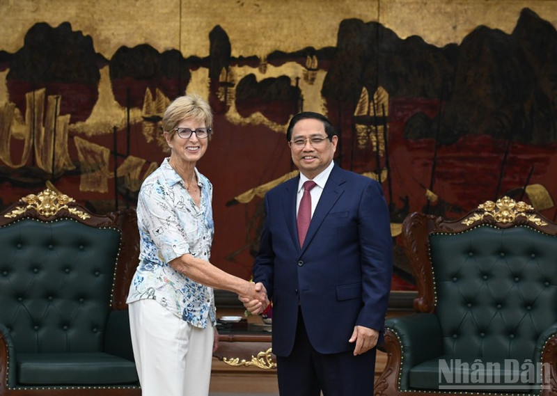El primer ministro de Vietnam, Pham Minh Chinh, recibe a Christine Todd Whitman, quien al frente de una delegación de la Fundación Eisenhower realiza una visita de trabajo en el país. (Foto: Nhan Dan)