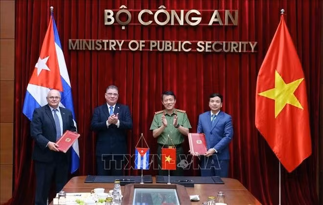 En la ceremonia de firma del acuerdo. (Foto: VNA)