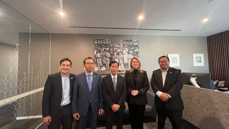 El embajador de Vietnam en Australia, Pham Hung Tam (segundo desde la izquierda), y el presidente del Comité Popular de la ciudad de Hue, Nguyen Van Phuong (centro), se reúnen con la ministra de Artes y Patrimonio de Tasmania, Madeleine Ogilvie. ̣(Foto: VNA)
