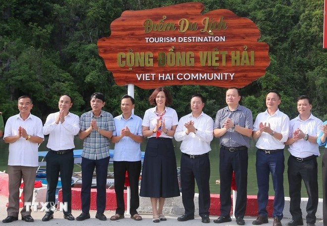Los delegados realizan la ceremonia de colocación del cartel del Sitio de Turismo Comunitario de Viet Hai. (Foto: VNA)