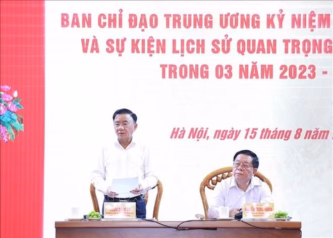 El miembro del Buró Político y permanente del Secretariado del Comité Central del Partido Comunista de Vietnam, Tran Cam Tu, preside la reunión. (Foto: VNA)