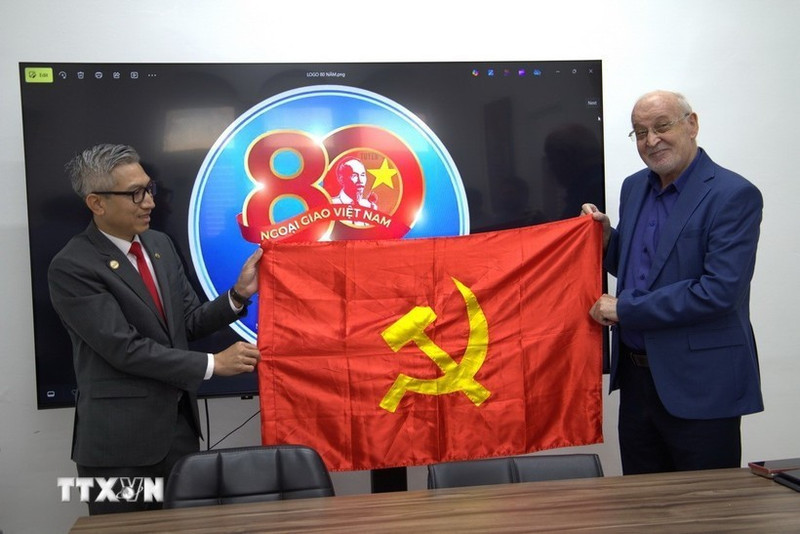 El embajador de Vietnam en Israel, Ly Duc Trung, entrega una bandera del Partido Comunista de Vietnam a Issam Makhoul, presidente del Hadash. (Foto: VNA)