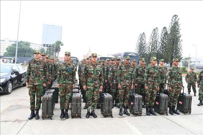 Oficiales y soldados del Ejército Real de Camboya en el Puerto Fronterizo Internacional de Moc Bai. (Foto: VNA)