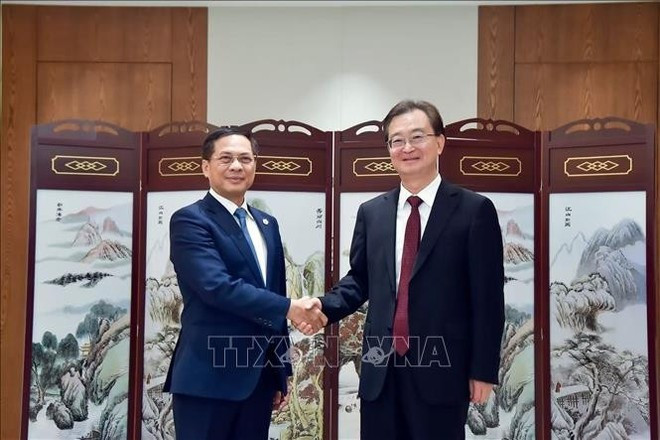 El vicepremier y ministro de Relaciones Exteriores de Vietnam, Bui Thanh Son (izquierda), y el secretario del Comité del Partido Comunista de China en la provincia de Yunnan, Wang Ning. (Foto: VNA)