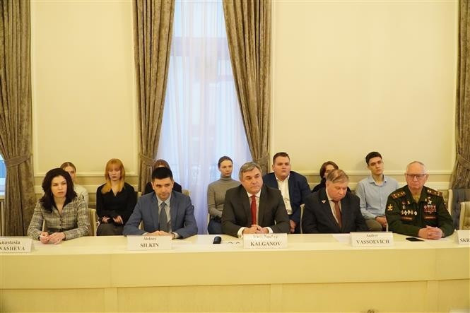 El subjefe del Comité de Relaciones Exteriores de San Petersburgo, Vyacheslav Kalganov (centro), en el seminario. (Foto: VNA)