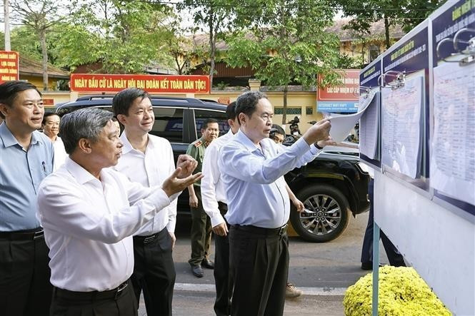 El presidente de la Asamblea Nacional, Tran Thanh Man (primero a la derecha), inspecciona un colegio electoral en el barrio de Ninh Kieu, en la ciudad de Can Tho. (Foto: VNA)