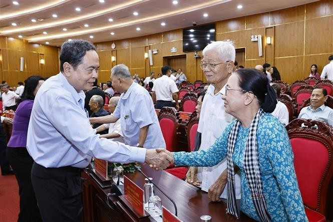 El presidente de la Asamblea Nacional de Vietnam, Tran Thanh Man, se reúne con exdirigentes del país en la ciudad sureña de Can Tho y la Región Militar 9. (Foto: VNA)